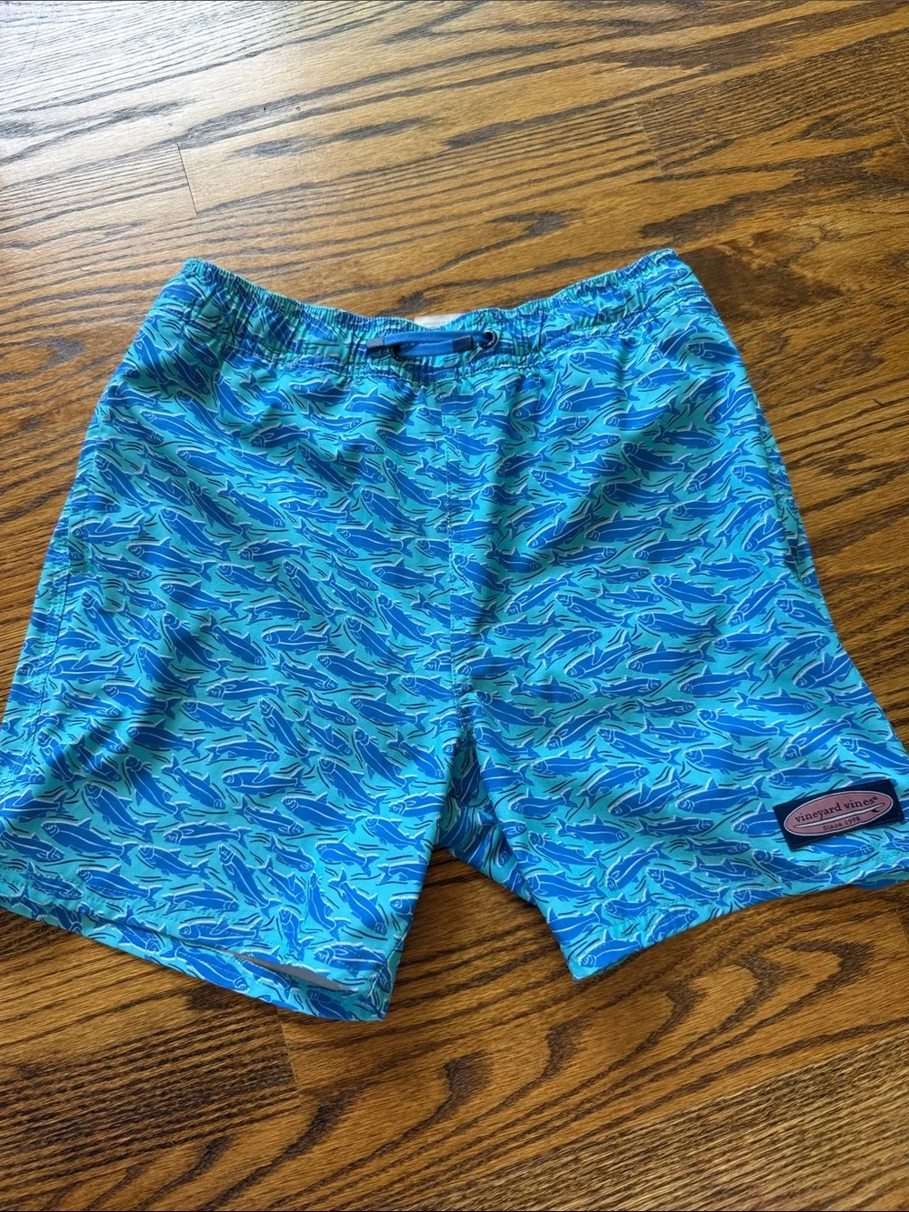 Vineyard Vines Teal and Royal Blue Shark-Pattern Swim Trunks med